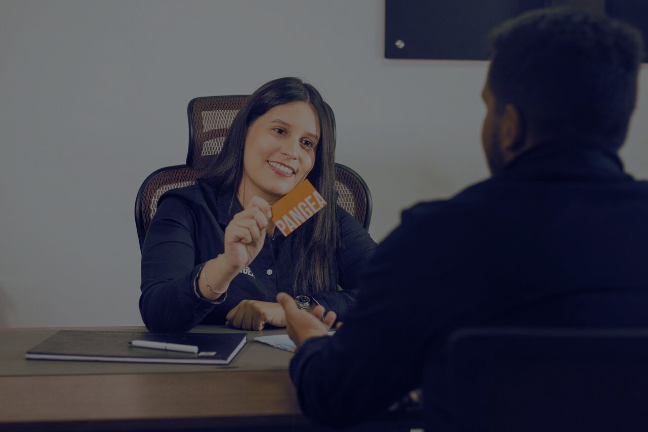 mujer atendiendo a cliente en oficina